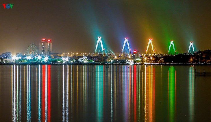 Hanoi accueille le Nouvel An en lumières et en couleurs - ảnh 7